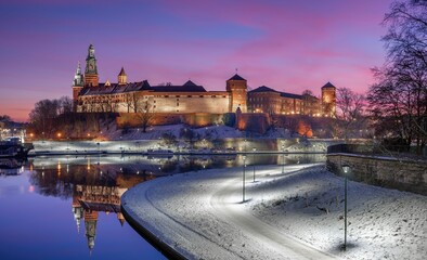 Kraków: Zamek Królewski na Wawelu w poranek z kolorowym niebem i odbiciem w Wiśle © Michal45