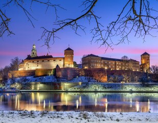 Kraków: Zamek Królewski na Wawelu w poranek z kolorowym niebem i odbiciem w Wiśle © Michal45