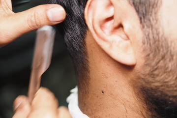 Obraz premium Close haircut being done at a barbershop with careful attention
