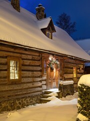 Zakopane: Drewniane wille, domy w zimowy wieczór ze sporą ilością śniegu © Michal45