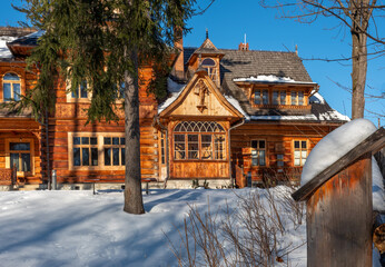Zakopane: Drewniany zabytkowy dom, willa w zimowy poranek © Michal45