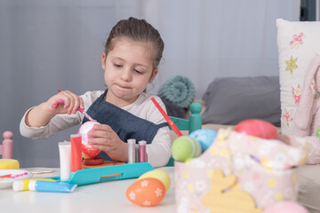 Naklejka premium Egg decorating: A magical moment