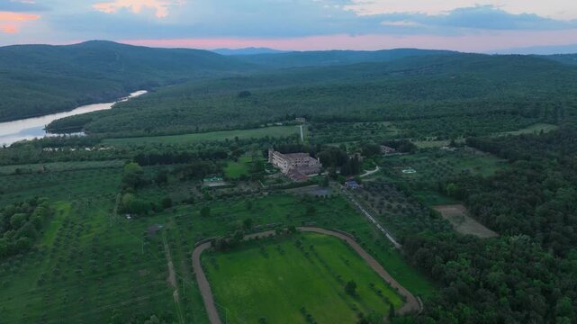 timelapse circolare di una vista aerea sopra ad un castello immerso nei boschi in Italia 