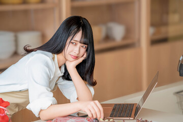 チョコをつまみ食いしようとする女性
