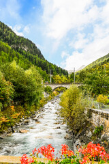 Susch, Dorf, Fluss, Susasca, Engadin, Unterengadin, Alpen, Flüelapass, Passstrasse, Zug, Zuglinie, Brücke, Wanderweg, via Engiadina, Herbst, Inntal, Herbstfarben, Herbstwanderung, Graubünden, Schweiz