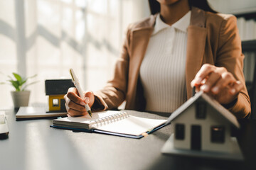 real estate agent Delivering sample homes to customers, mortgage loan contracts. Make a contract for hire purchase and sale of a house. and home insurance contracts, home mortgage loan concepts