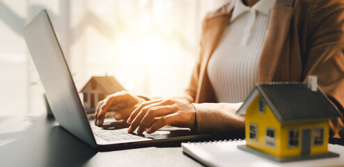 real estate agent Delivering sample homes to customers, mortgage loan contracts. Make a contract...