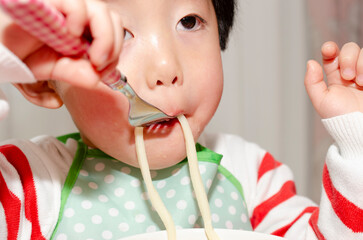 うどんを食べる子供