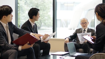 会議をするアジア人ビジネスパーソン