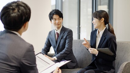会議をするアジア人ビジネスウーマン