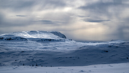 Paysage enneigé de montagne en hiver dans le massif du Vercors dans le département de la Drôme...