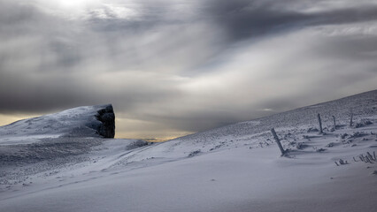 Paysage enneigé de montagne en hiver dans le massif du Vercors dans le département de la Drôme...