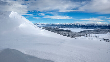 Paysage enneigé de montagne en hiver dans le massif du Vercors dans le département de la Drôme...