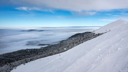 Paysage enneigé de montagne en hiver dans le massif du Vercors dans le département de la Drôme...