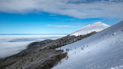 Paysage enneigé de montagne en hiver dans le massif du Vercors dans le département de la Drôme...