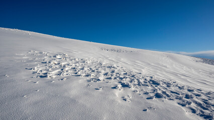 Paysage enneigé de montagne en hiver dans le massif du Vercors dans le département de la Drôme...
