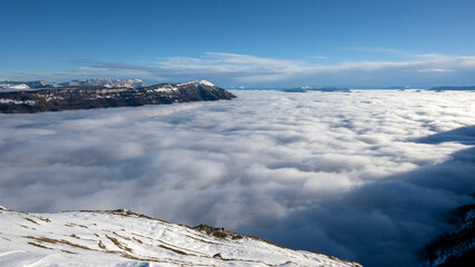 Paysage enneigé de montagne en hiver dans le massif du Vercors dans le département de la Drôme...