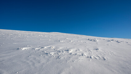 Paysage enneigé de montagne en hiver dans le massif du Vercors dans le département de la Drôme...