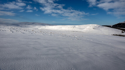 Paysage enneigé de montagne en hiver dans le massif du Vercors dans le département de la Drôme...