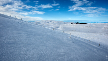 Paysage enneigé de montagne en hiver dans le massif du Vercors dans le département de la Drôme...