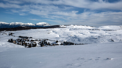 Paysage enneigé de montagne en hiver dans le massif du Vercors dans le département de la Drôme...