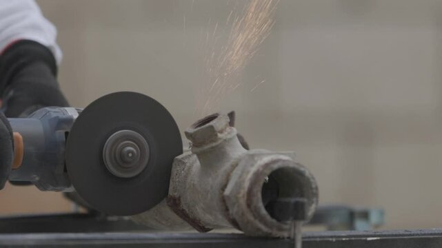 Cortando tuber&iacute;a de metal con radial 1