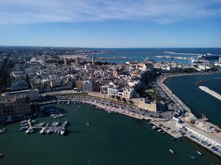 A flight over Bari offers a majestic view of the Basilica of St. Nicholas, the main Christian shrine that attracts pilgrims from all over the world. the beauty of ancient churches and narrow streets.