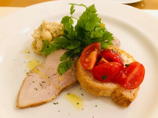 前菜　ブルスケッタ　ハム　イタリアンパセリ