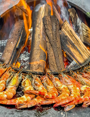Gambas sur brasero au feu de bois