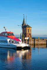 Konstanz Hafeneinfahrt und Katamaran Linienschiff