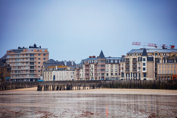 Obraz premium Charming seaside old town Saint Malo at tide view from harbor