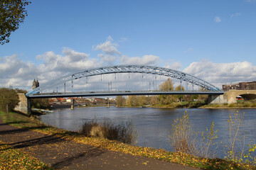 Detail einer ehemaligen Hubbrücke über die Elbe. Eisenbahnbrücke die hochgehoben wurde bei...