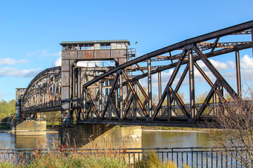 Detail einer ehemaligen Hubbrücke über die Elbe. Eisenbahnbrücke die hochgehoben wurde bei...