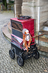 Eine Drehorgel mit einem Schutzbezug wegen Regen.