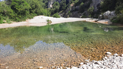 La rivière de l'Ibie , dans la vallée de l'Ibie dans le département de l'Ardèche en France