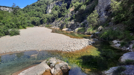 La rivière de l'Ibie , dans la vallée de l'Ibie dans le département de l'Ardèche en France