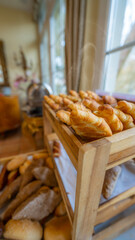 Selección de panadería y croissants recién horneados en un desayuno buffet
