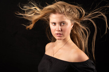 Junge blonde Frau | Studio | schwarzer Hintergrund