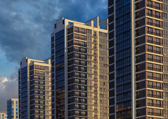 Obraz premium City view on a sunny day. Modern buildings, walls and windows. 