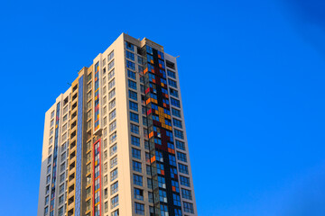 Obraz premium City view on a sunny day. Modern buildings, walls and windows. 