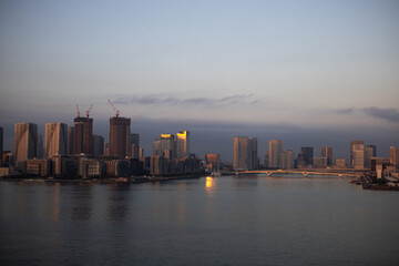Naklejka premium Beautiful Tokyo sundown in the late Autumn, portraying the cityscape of the biggest metropolitan area in the world