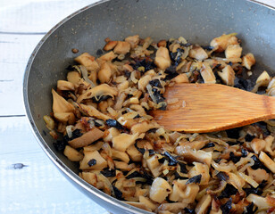 Boczniaki z cebulą na patelni