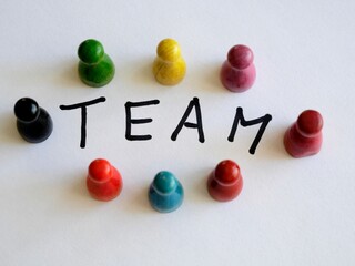 Bunte Spielfiguren mit Schriftzug Team