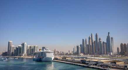 Dubai Hafen mit Kreuzfahrtschiff und Hochhäuser