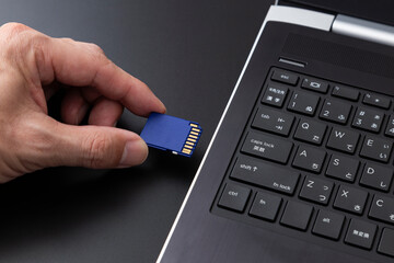 パソコンにSDカードを差し込む手元