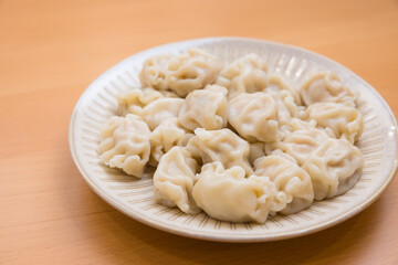 Hot and Fresh Chinese Meat Dumpling on Round Plate for Serving