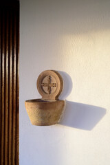 Pila de agua bendita en capilla