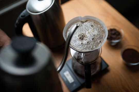 Caf&eacute; sendo preparado em coador de papel