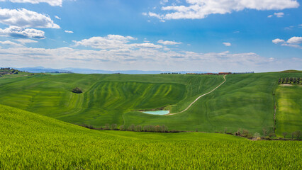 lago di Leonina, nelle Crete Senesi - Toscana