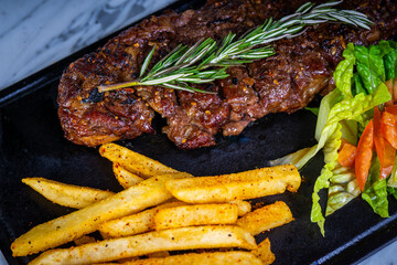 Carne con papas y ensalada 